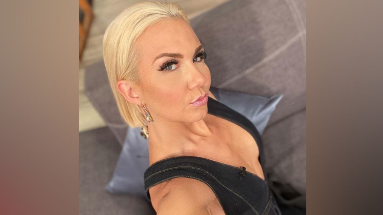 Con travieso escote, Michelle Vieth se muestra más sensual que nunca