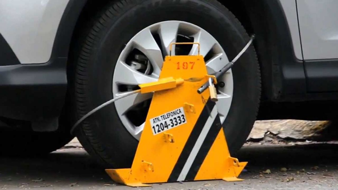 VIDEO: Habilidoso hombre quita inmovilizador ‘araña’ a su auto