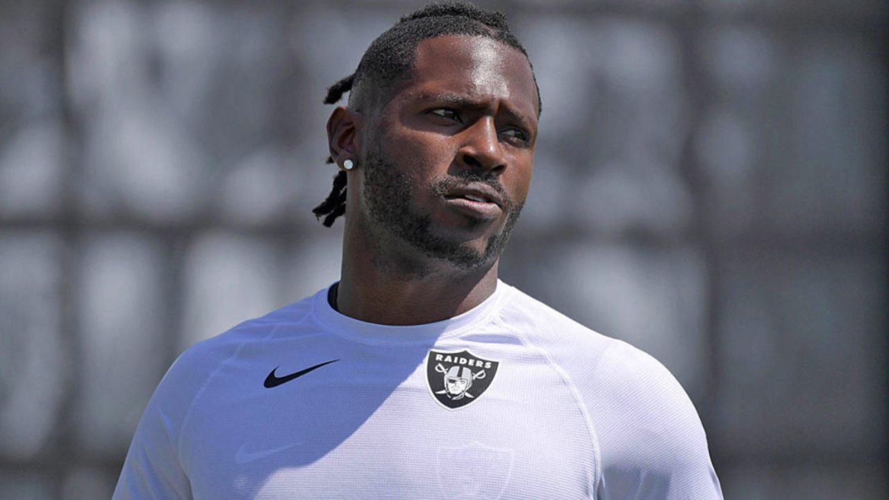 Luego de entregarse a la Policía, Brown es libre tras pagar 110 mil dólares