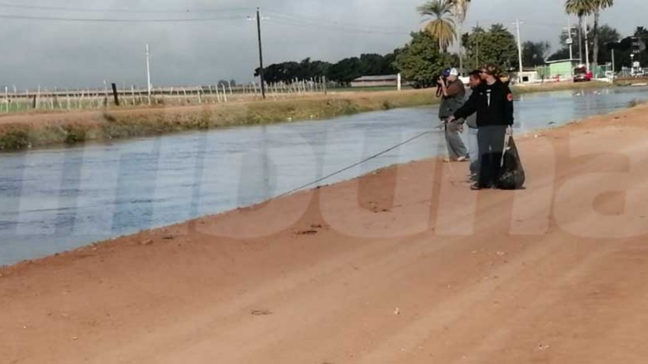 Cae camioneta con jornaleros a las aguas de un canal; hay un desaparecido