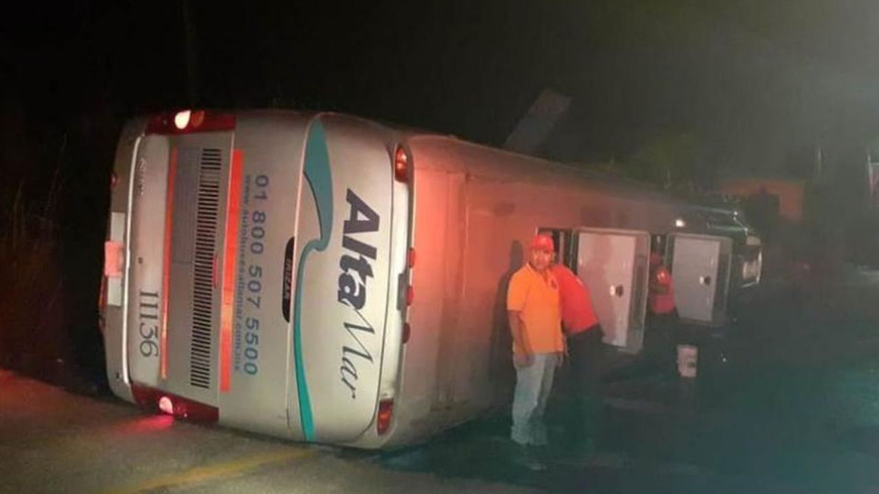 “Se quedó dormido”: Chofer ebrio vuelca autobús con pasajeros en Guerrero