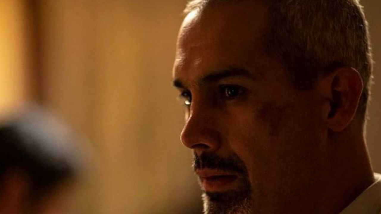 VIDEO: Productor de Televisa huye de la prensa al final de la misa de actor