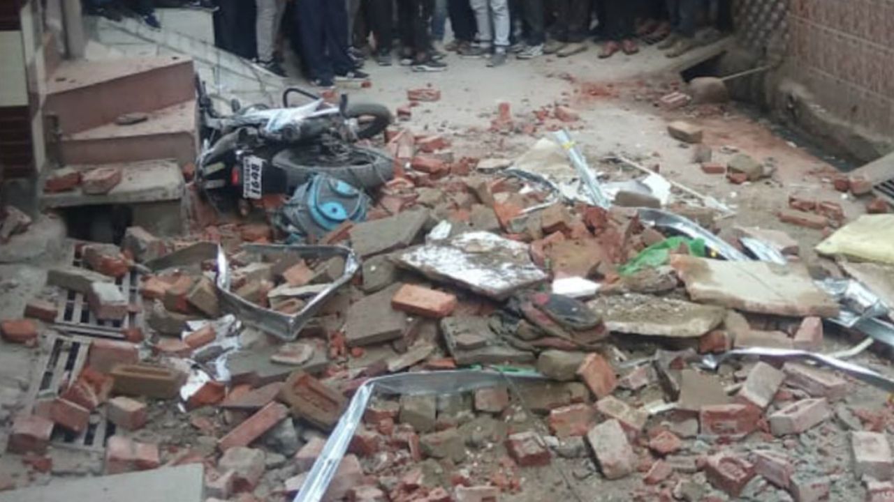 Van 4 muertos por derrumbe de edificio en India; hay equipos de rescate