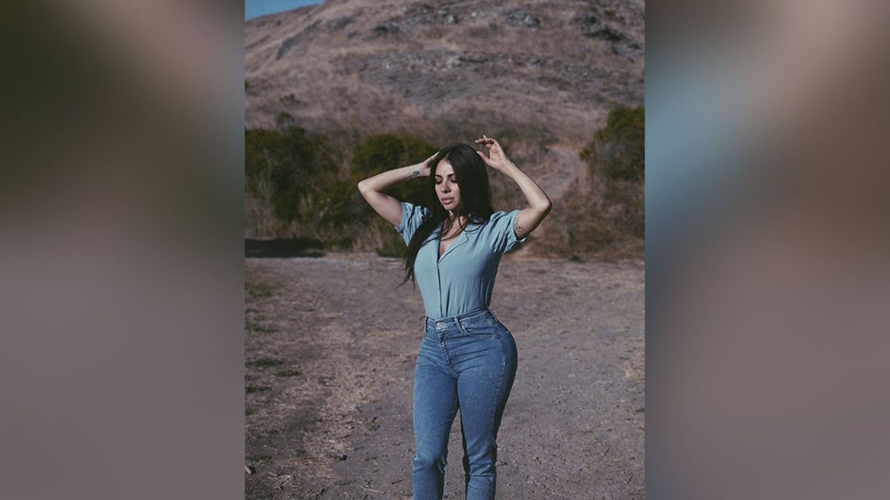 Con un descarado escote, Jimena Sánchez presume su gorra de Raiders