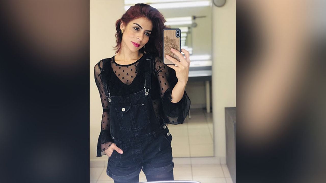 En extravagante vestido, María León explota de felicidad por el fin de semana