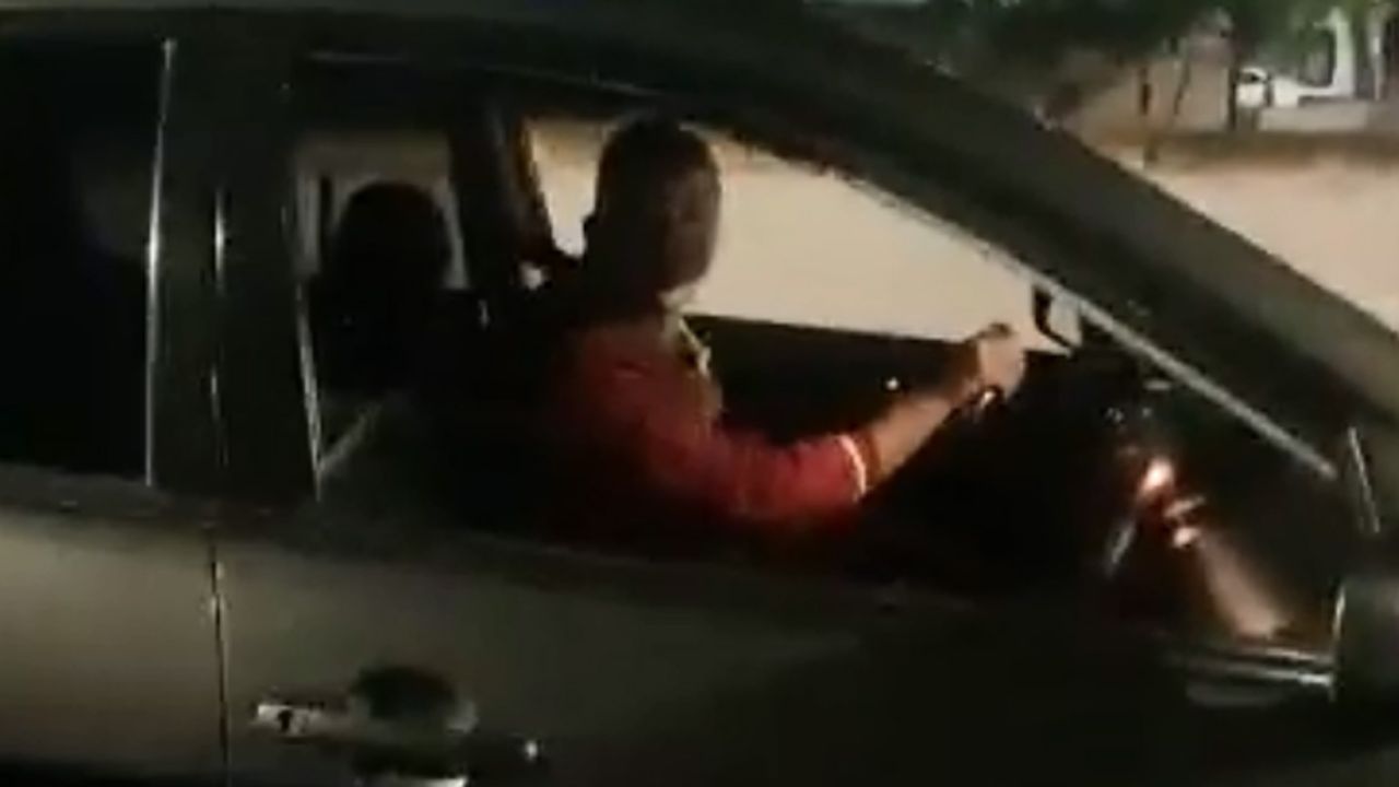 Dueño abandona perro en avenida de Guadalajara; testigos lo enfrentan