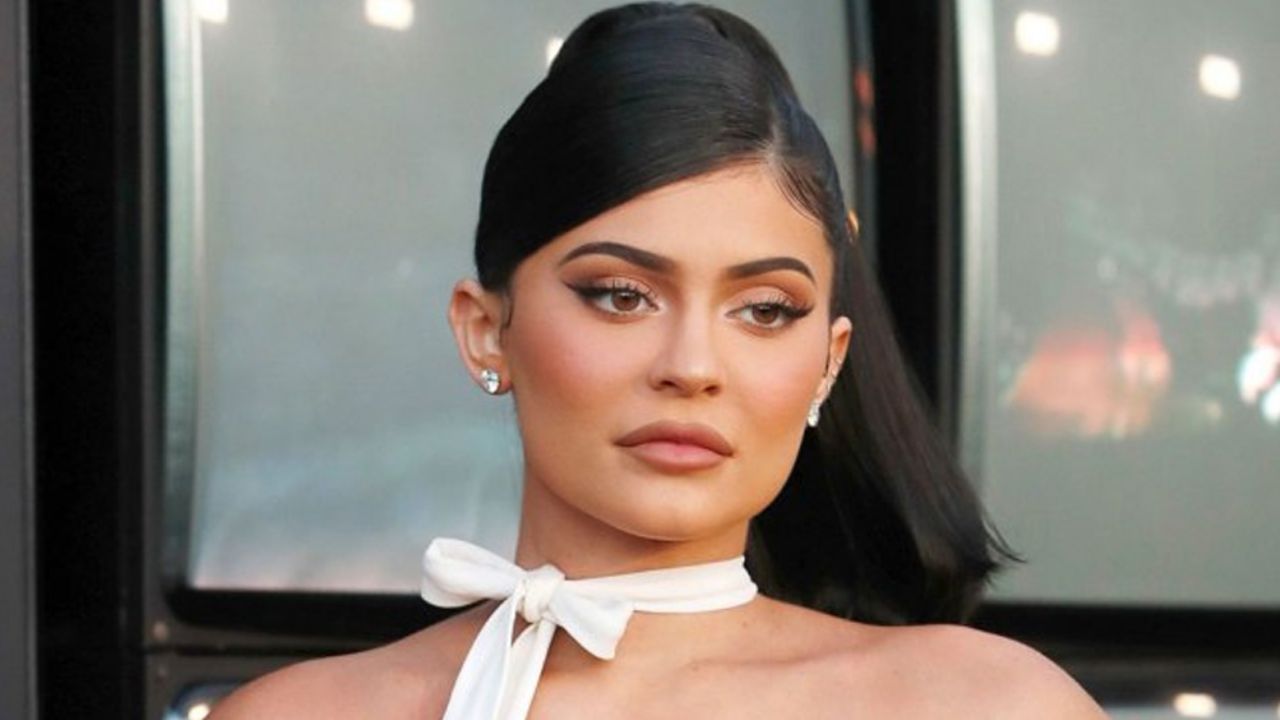 Kylie Jenner es captada en lujoso yate y con infartante bikini azul