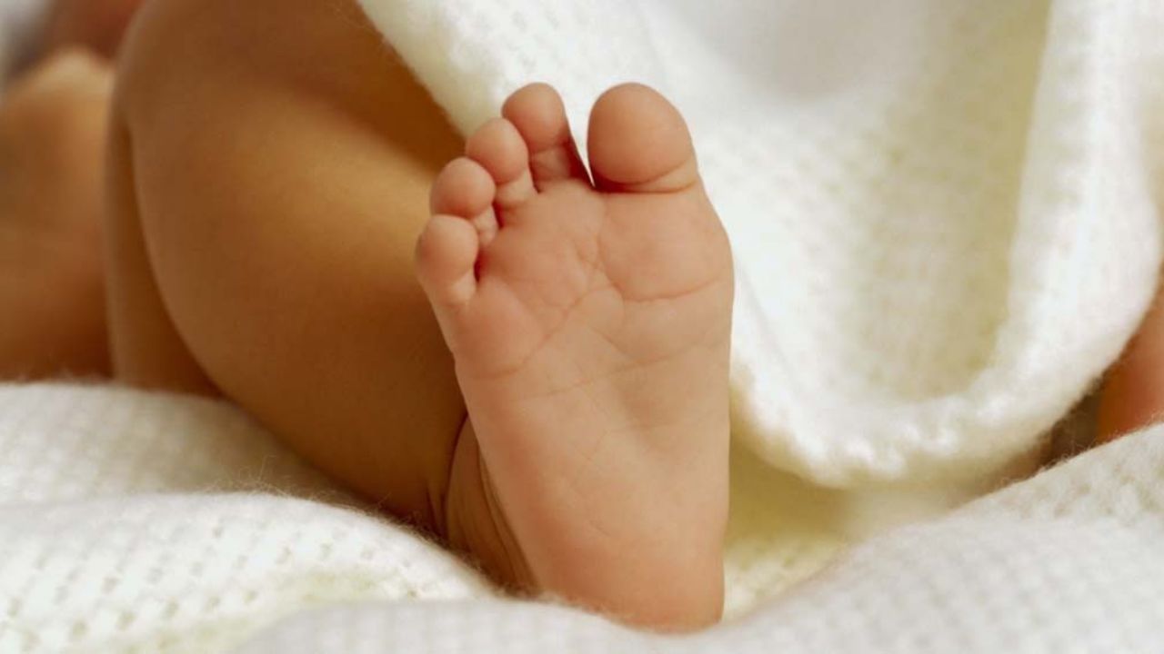 Con todo y cordón umbilical, dejan a recién nacido en calles de Inglaterra