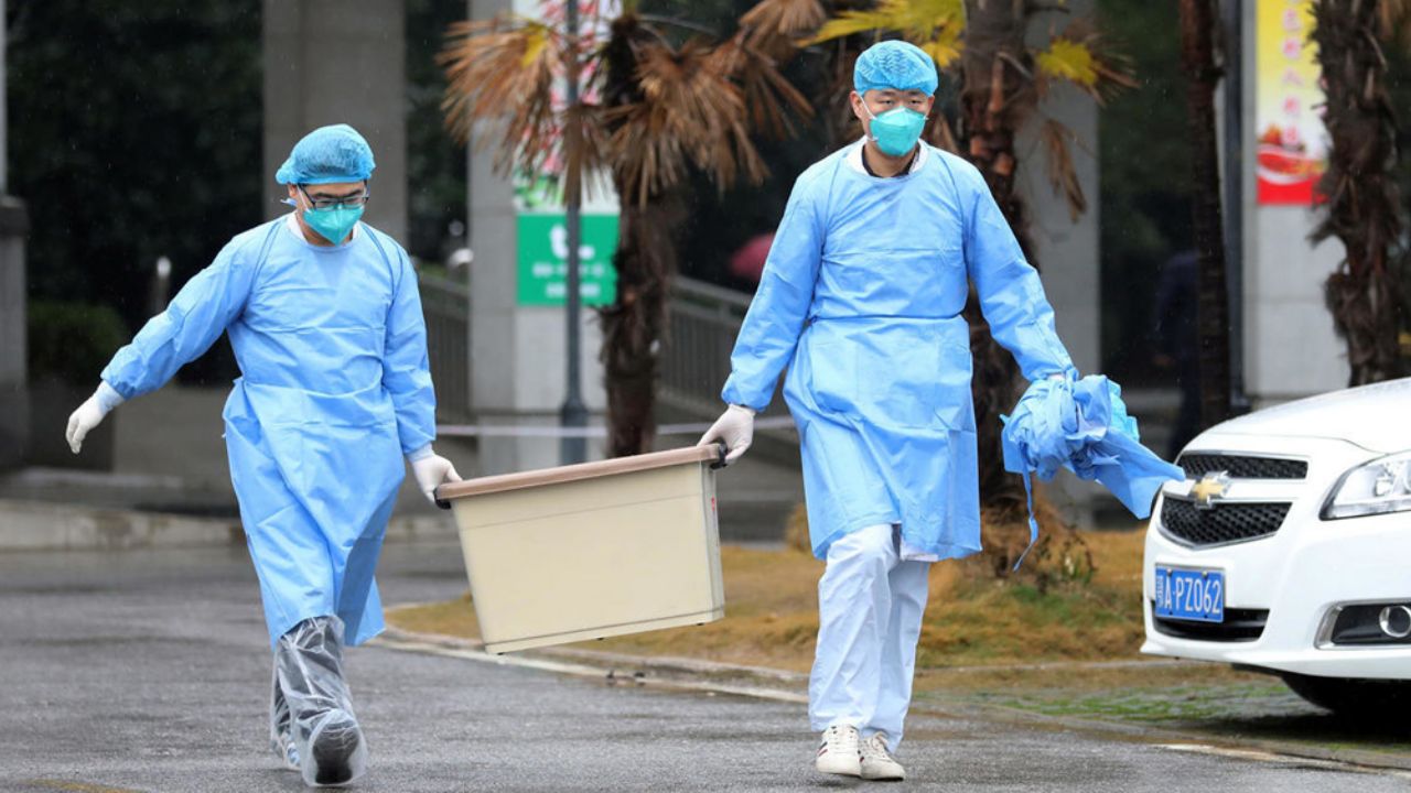 China: Suben a 56 las víctimas por brote de coronavirus; hay 324 casos graves