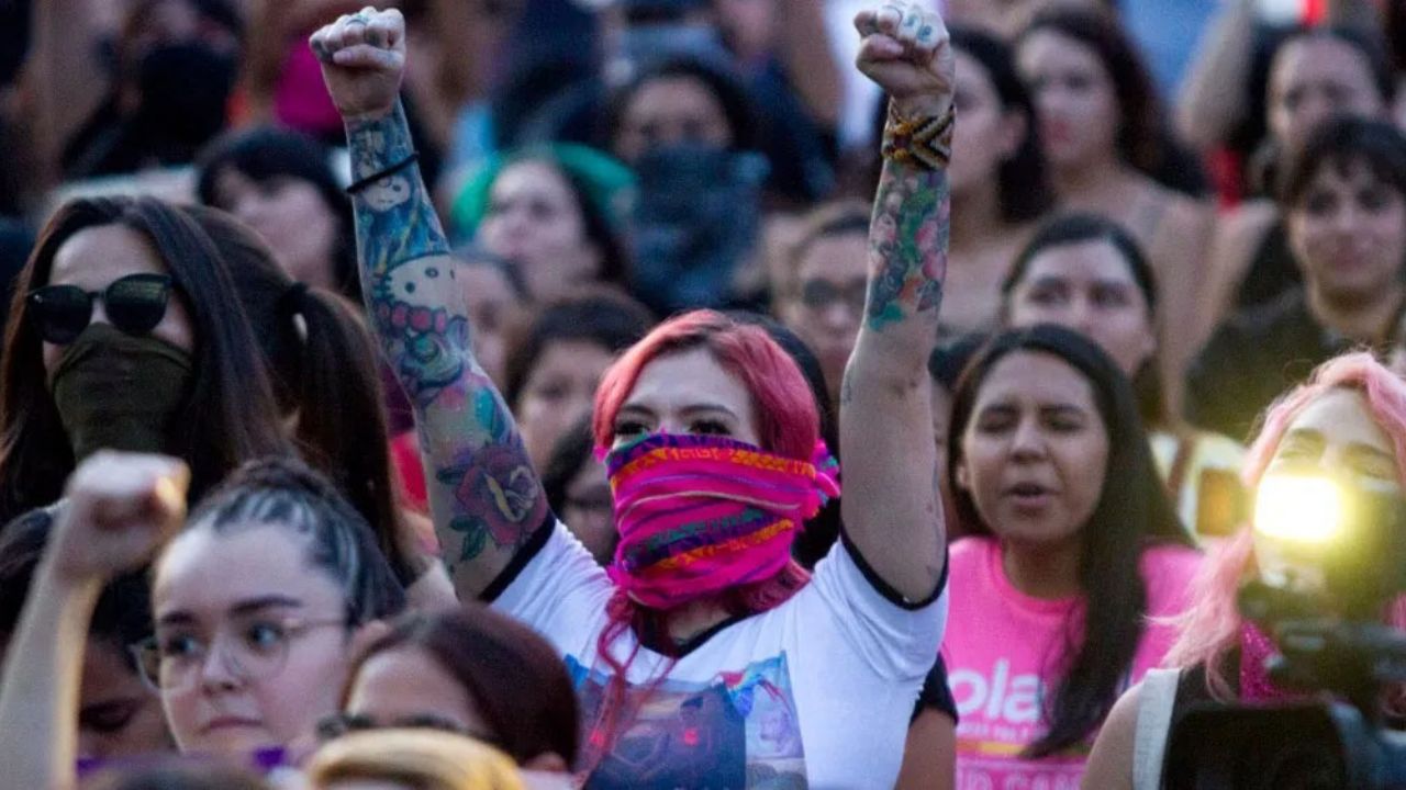 Frente al Senado, mujeres se manifiestan en contra de policías