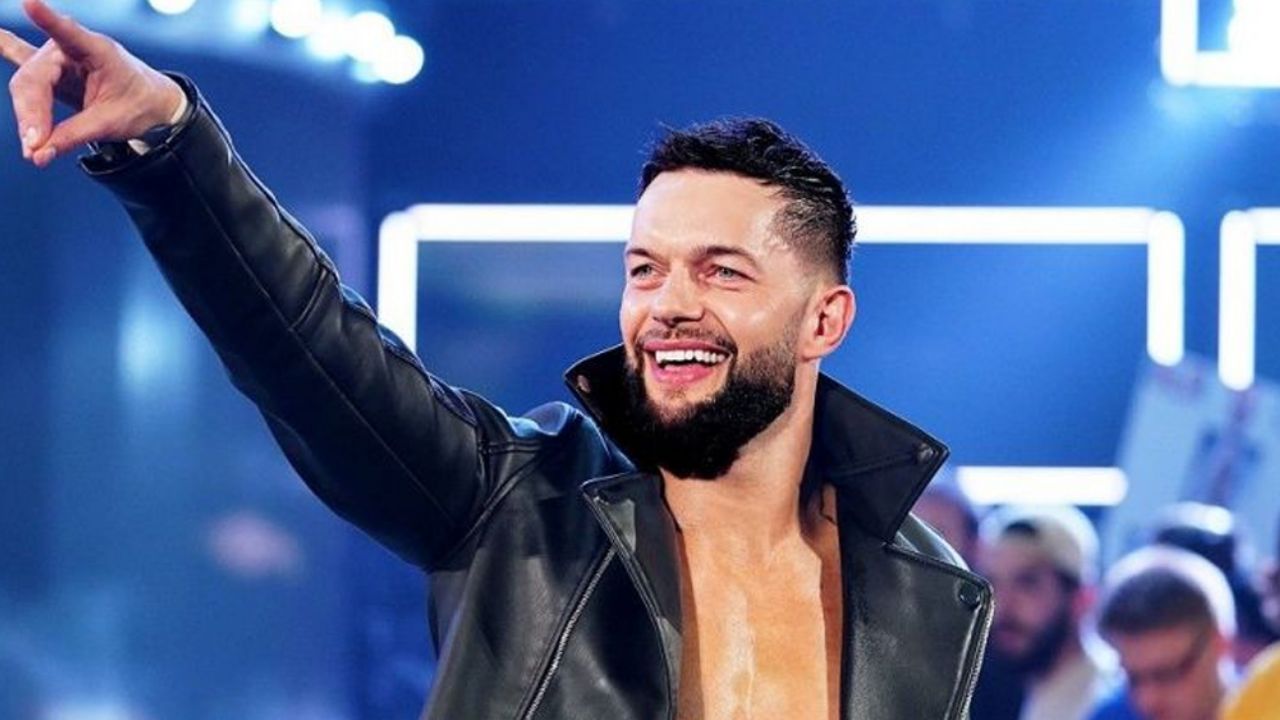 VIDEO: Estrella de la WWE enloquece redes al imitar baile de Luis Miguel