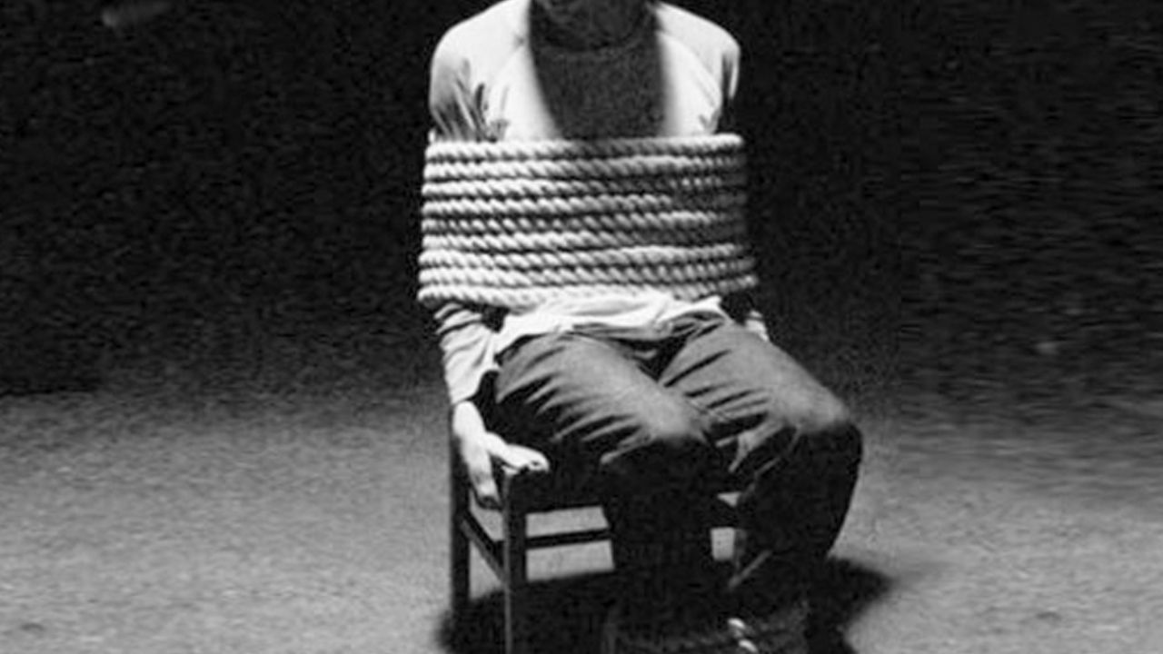 FUERTE VIDEO: Cártel del Noreste interroga y tortura a narcomenudista