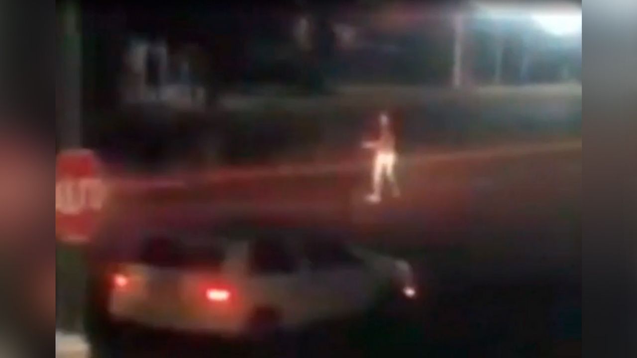 VIDEO: ¡Pánico en Aguascalientes! Mujer roba un R15 y acribilla a tres