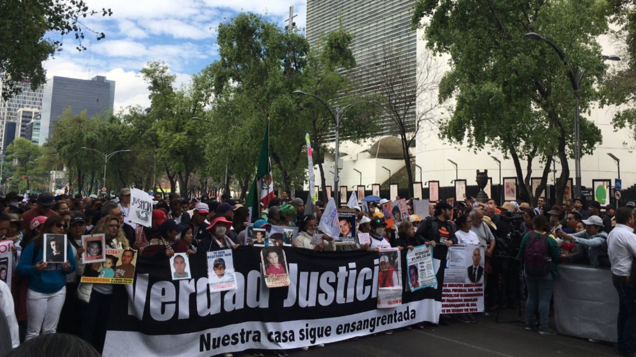 Integrantes de marcha por la paz se quitan un zapato en honor a Mackenzie