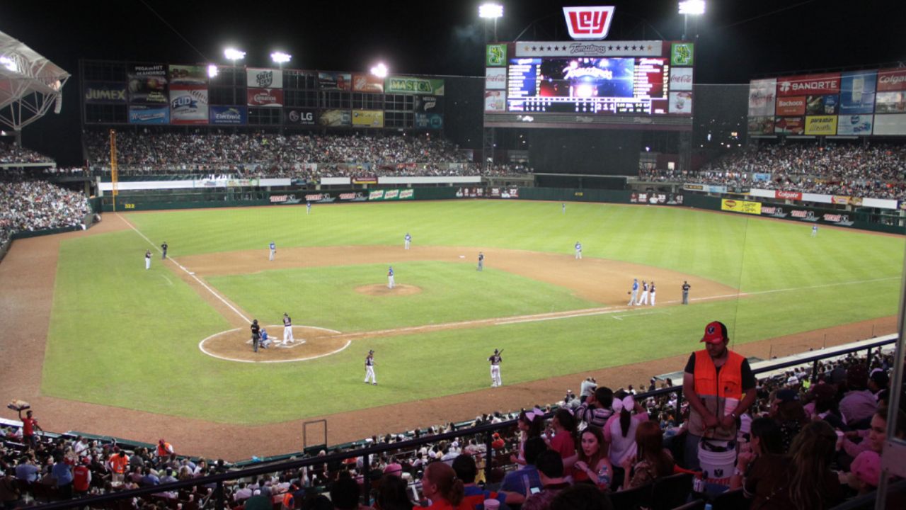 “¡Arriba Tomateros!”: Mujeres felicitan a Culiacán y se desnudan en estadio