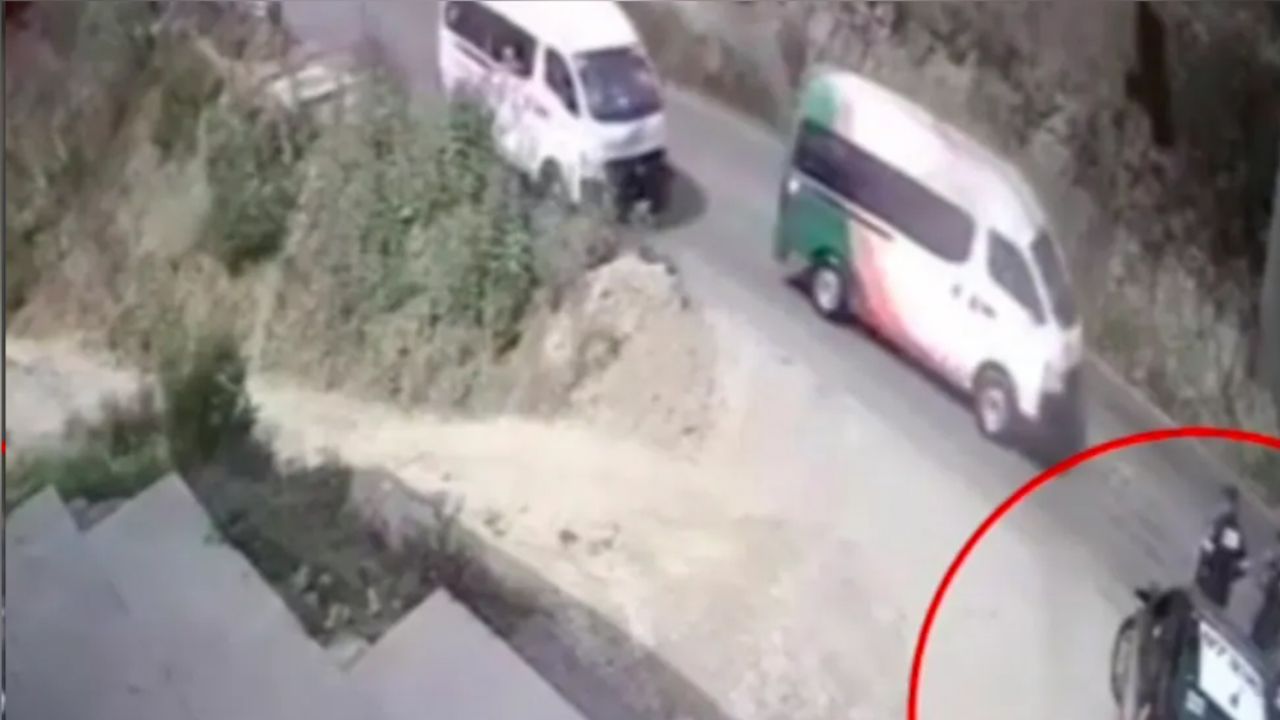 VIDEO: Combi embiste a un grupo de policías y deja a uno muerto en Edomex
