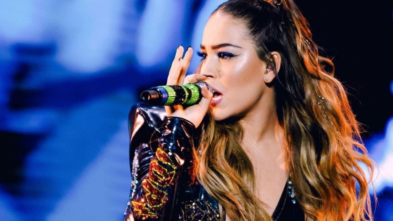 ¡Bye cabello largo! Danna Paola presume nuevo ‘look’ y escotazo en ‘La Academia’