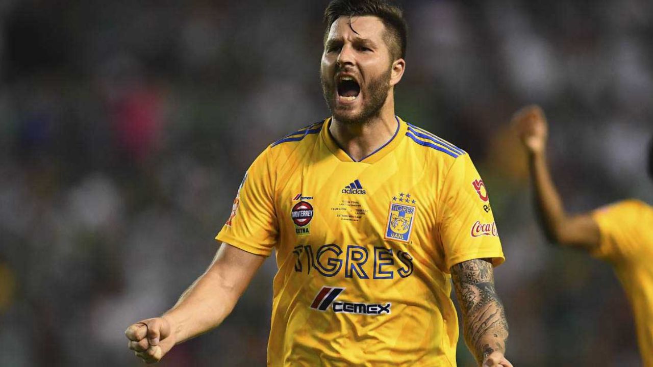 André-Pierre Gignac pelea con su afición: Les dedica obscena seña