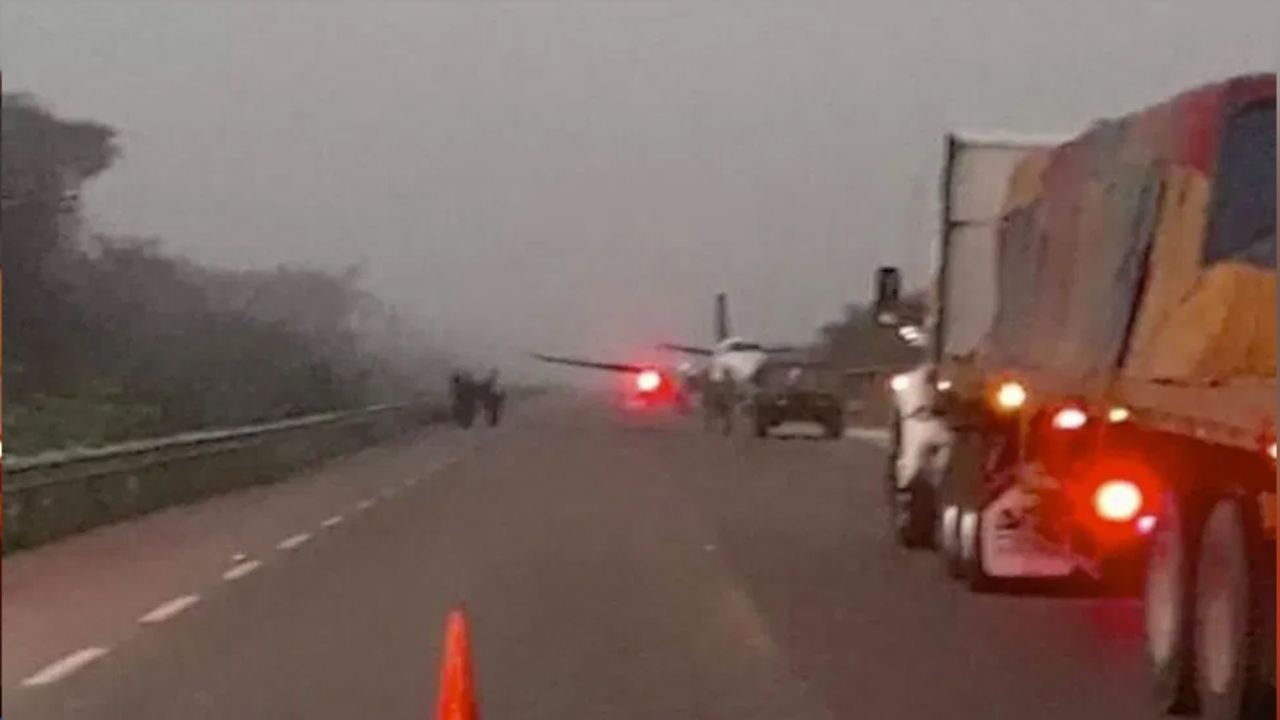 VIDEO: Abandonan narcoavioneta en plena carretera de Quintana Roo