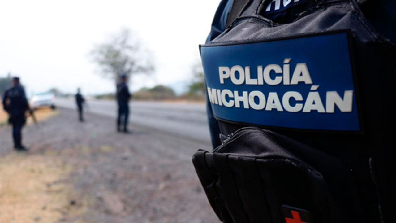 Detienen a 6 con arsenal y equipo en Michoacán incluidos 3 menores