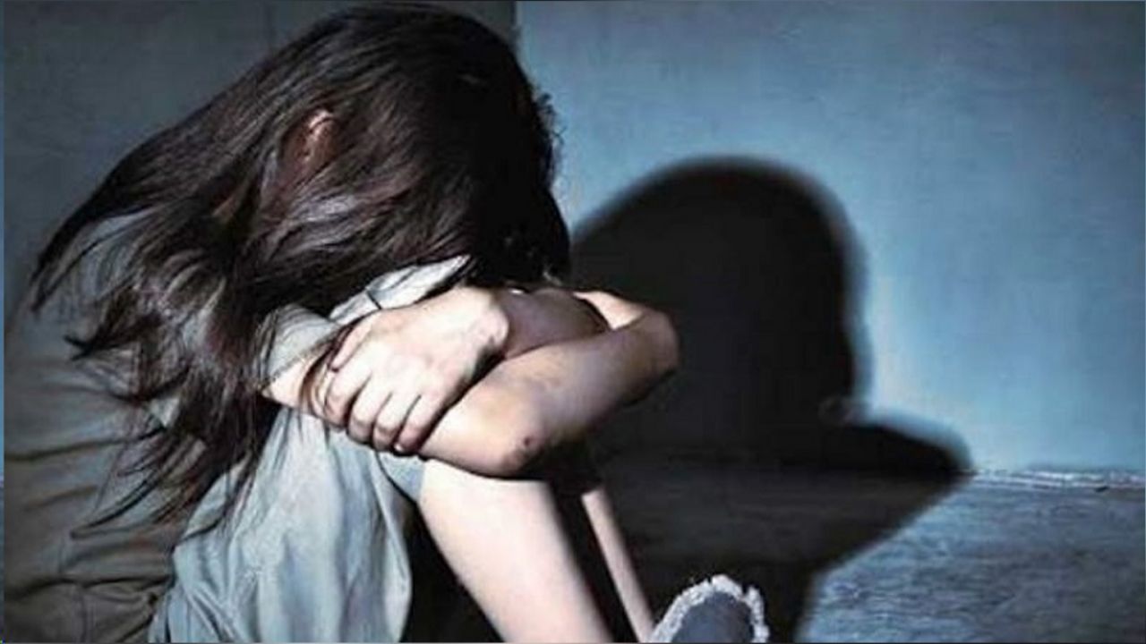 Conserje abusa sexualmente de niña en los baños de primaria en Puebla