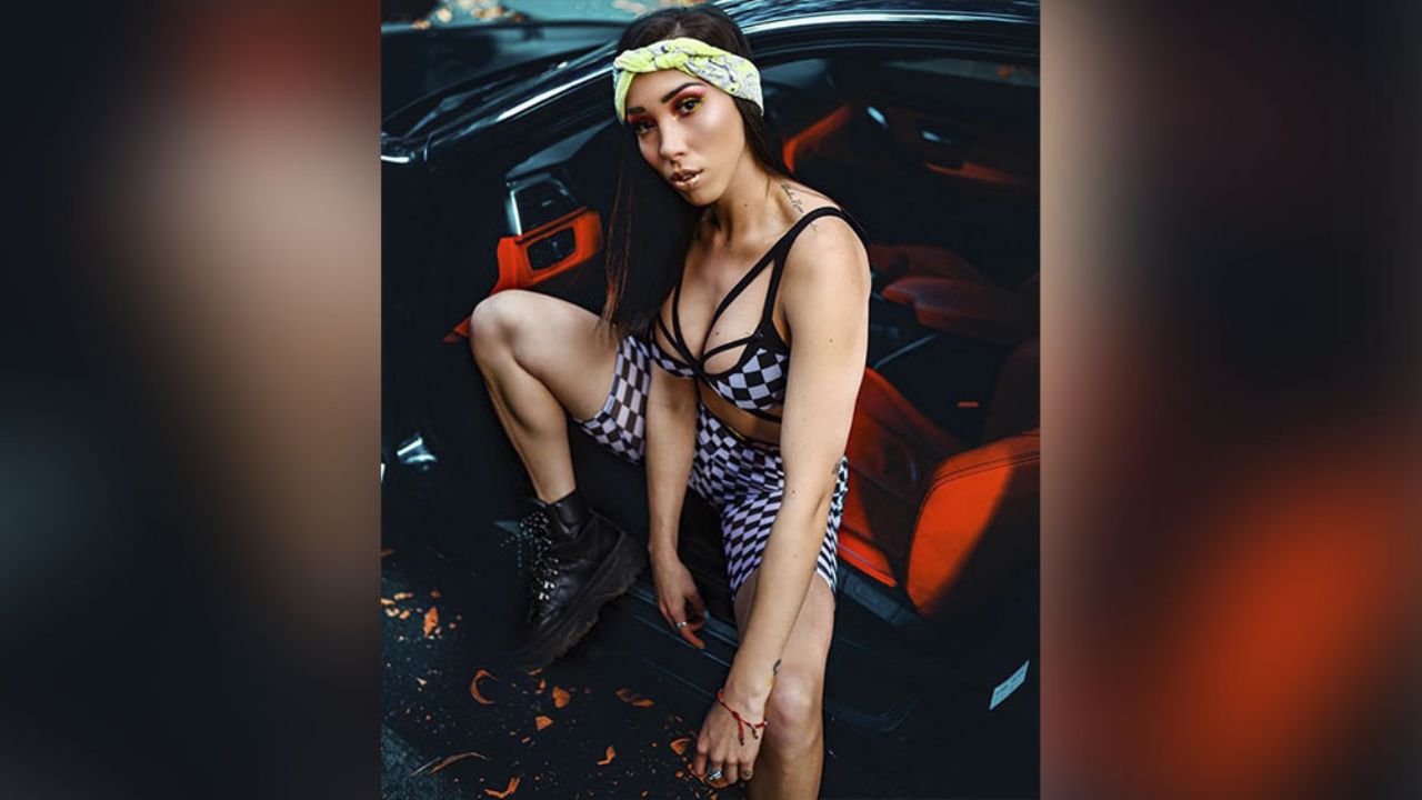 Danik Michell eleva la temperatura al mujer sus atributo en bikini de cuero