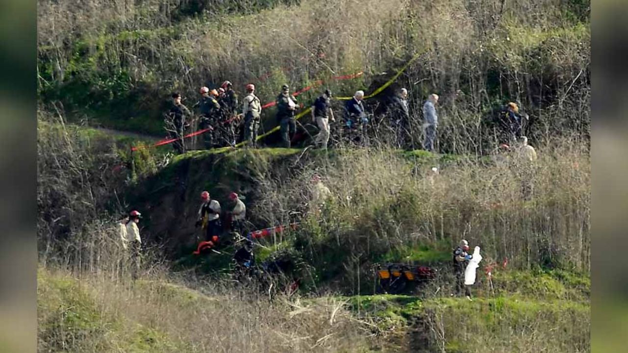 Recuperan 3 cuerpos del accidente de Kobe Bryant; terreno dificulta el acceso