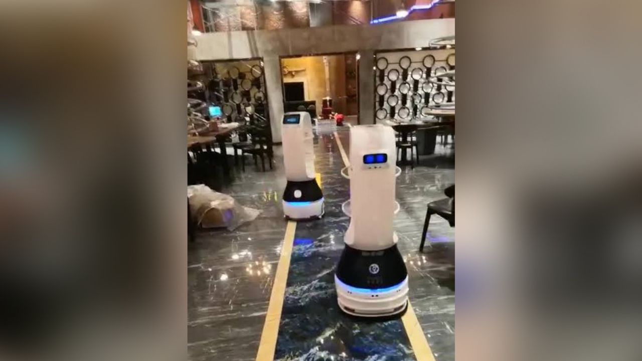 China: Implementan robots para atender a los enfermos de coronavirus