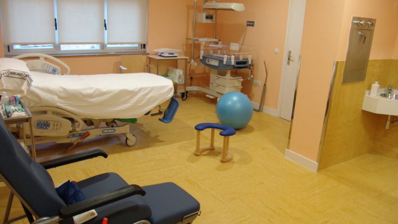 Esposo entra a sala de parto con su esposa y se desmaya de la impresión