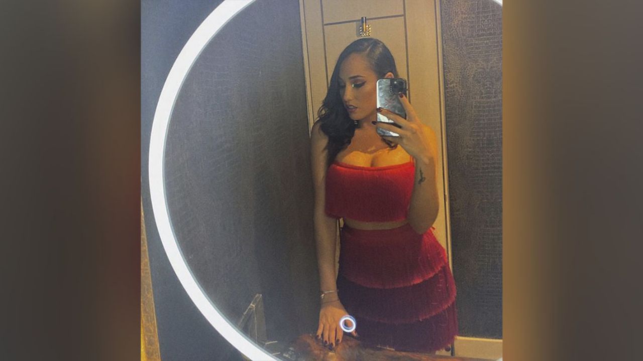 Keyla Caputo presume su felicidad al pasear en traje de baño por la playa