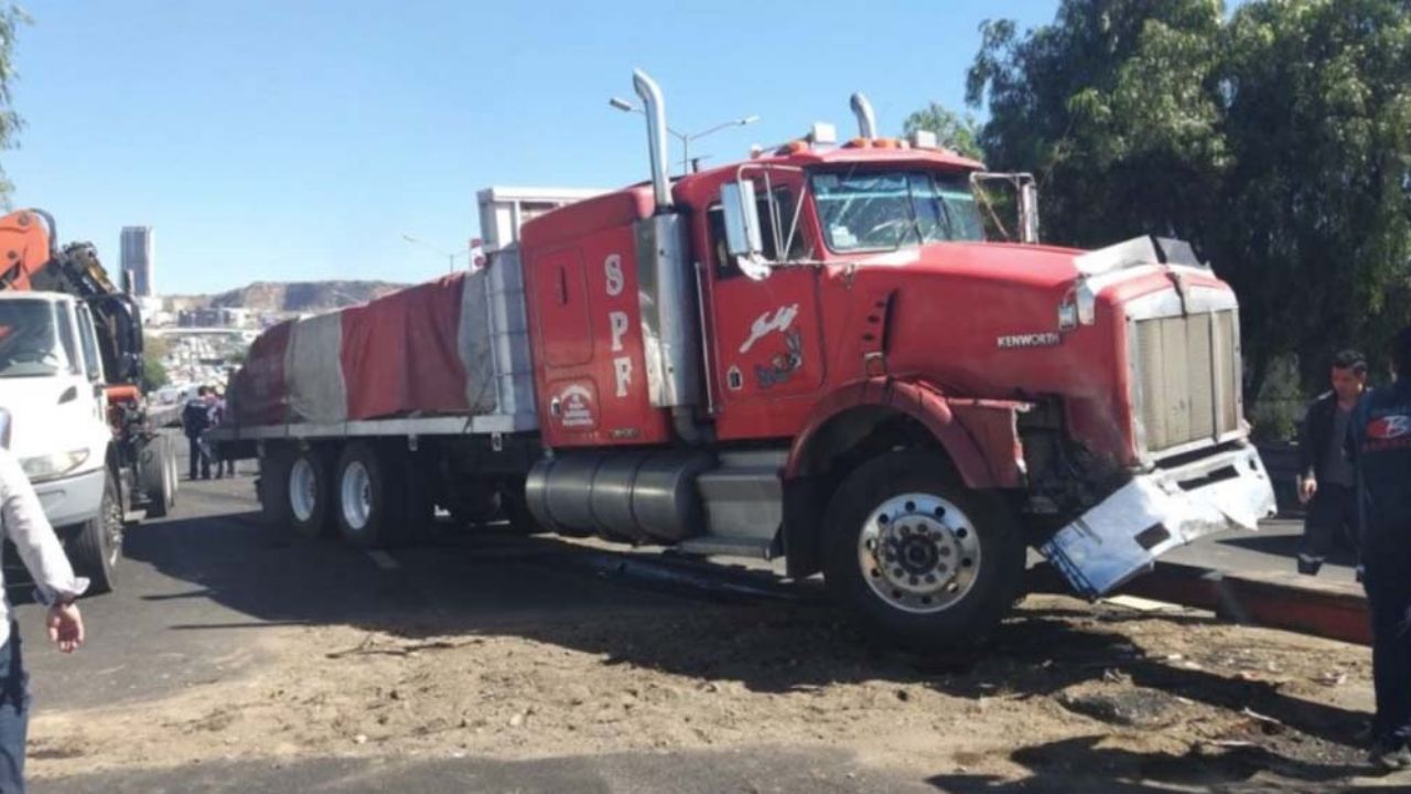 Tráiler se queda sin frenos y provoca carambola en la México-Querétaro