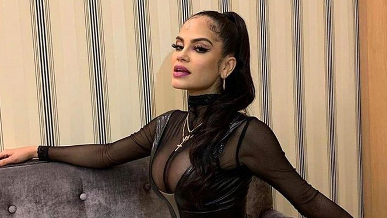 Sin rodeos, Natti Natasha presume retaguardia en obsceno traje traslúcido