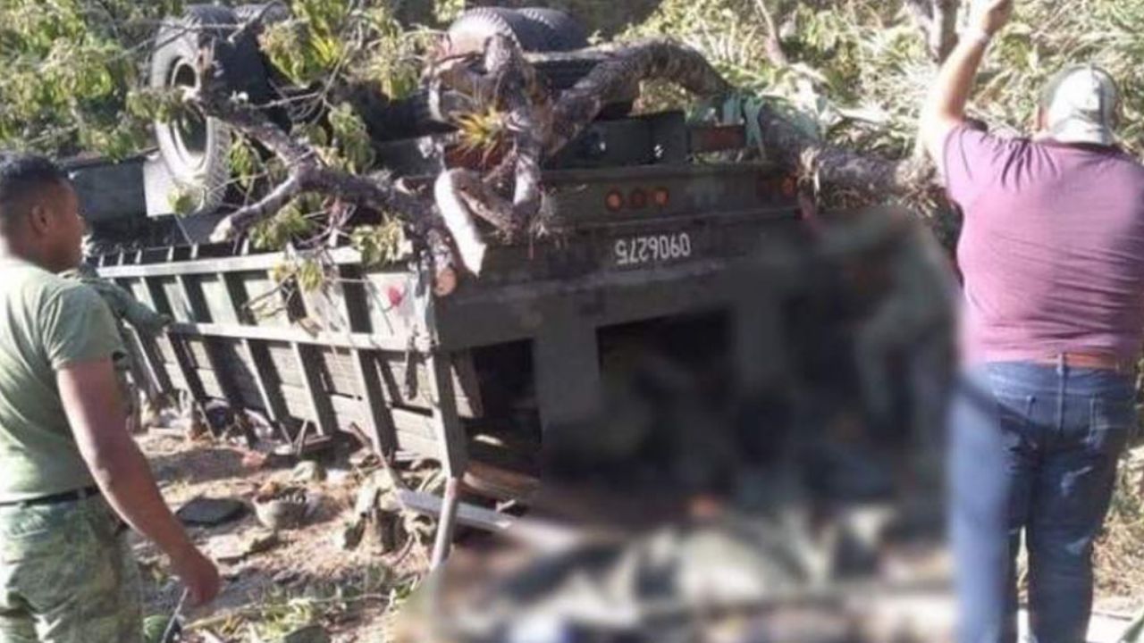 Suman 7 soldados muertos por volcadura de camión militar en Oaxaca