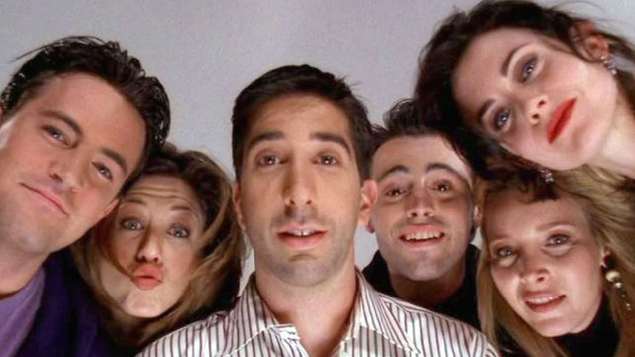 ¡Hilarante! Así lucen las estrellas de ‘Friends’ en el Dolly Parton Challenge