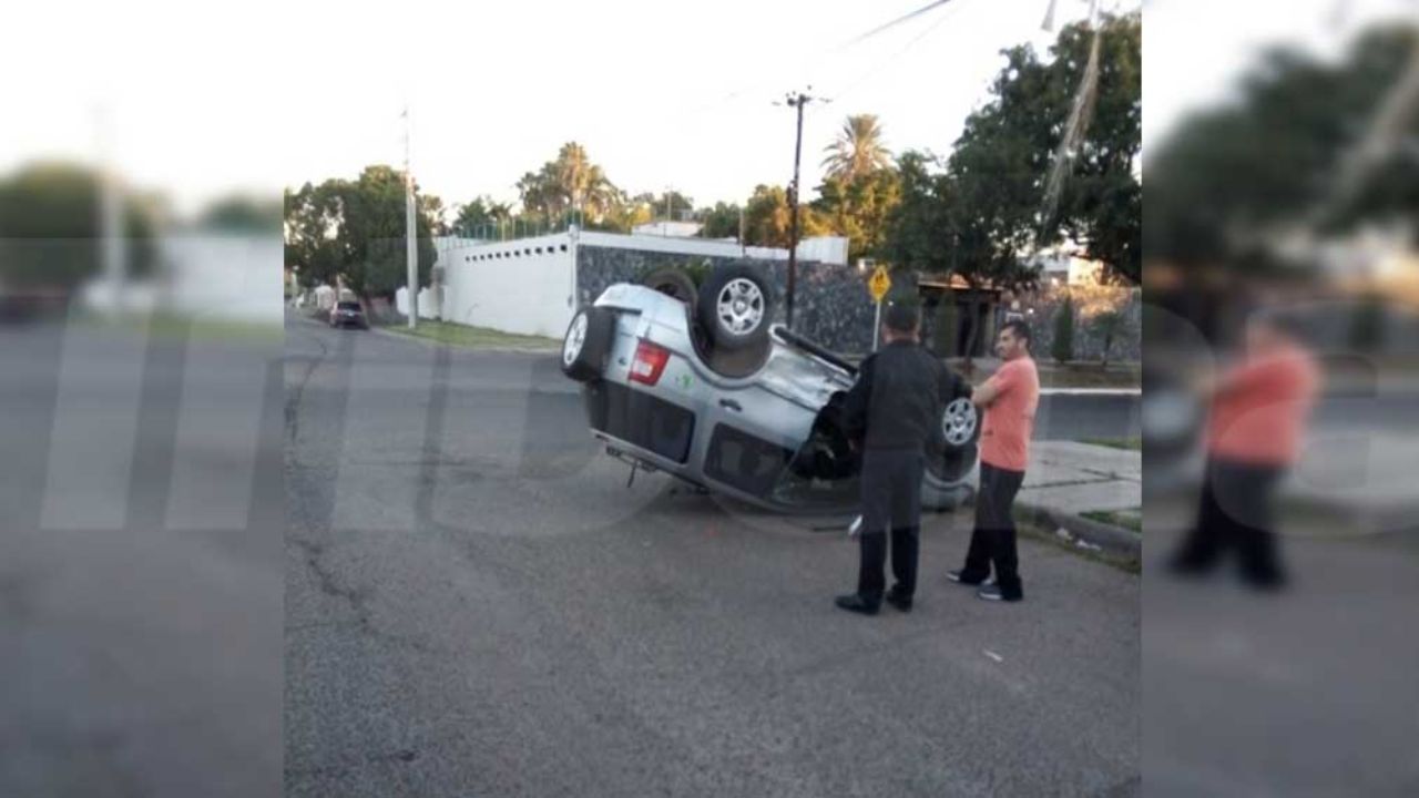Aparatosa volcadura de una camioneta deja como saldo daños materiales