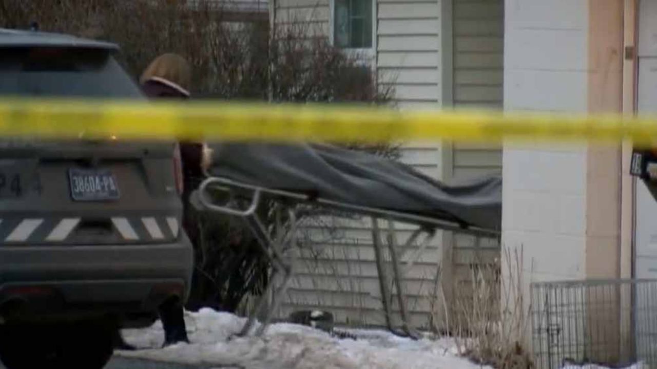 Arrestan a sujeto desnudo y cubierto de sangre tras hallar a su abuelo muerto