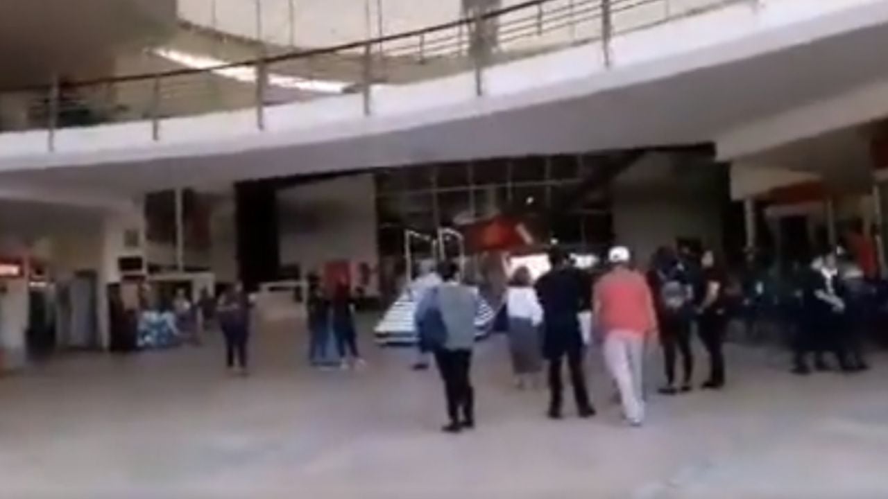 Pánico en Cancún: Desalojan a personas de una plaza tras sismo en Jamaica