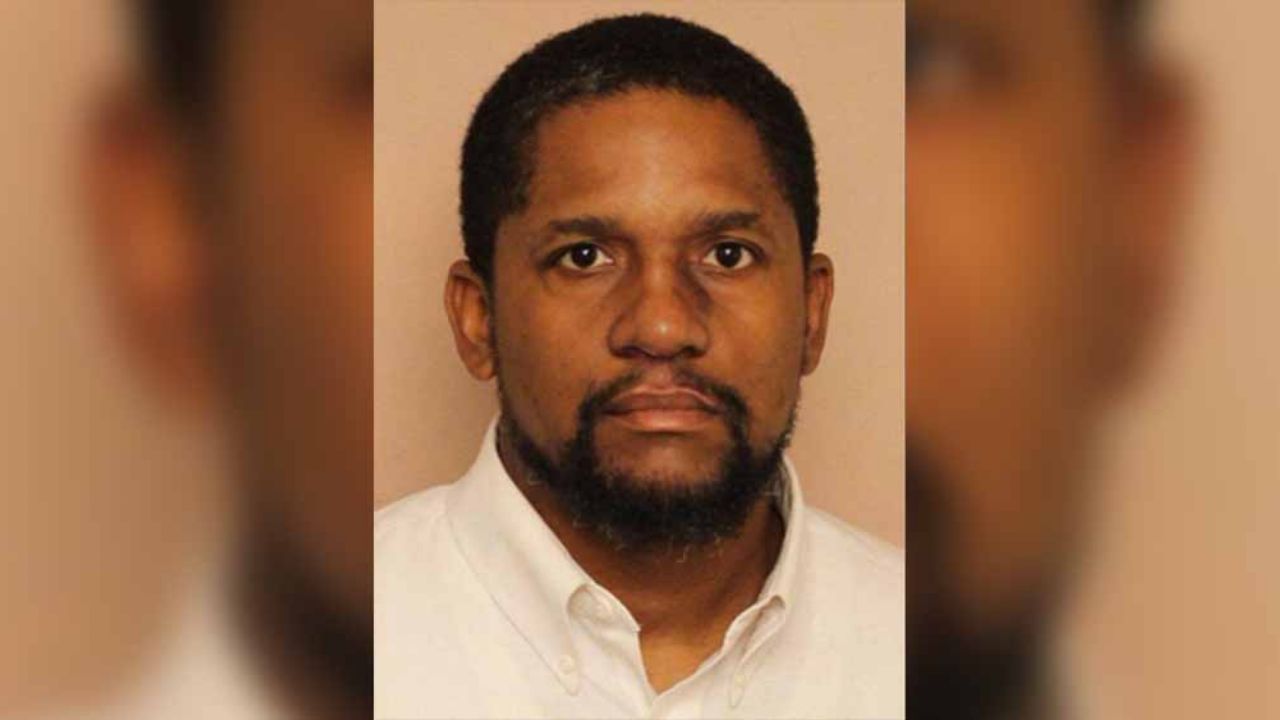 Mujer que habría decidido divorciarse es hallada muerta; esposo se da a la fuga