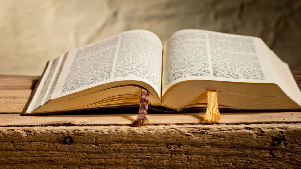 Capturan a cura que pertenecía a banda criminal; guardaba armas en biblia falsa