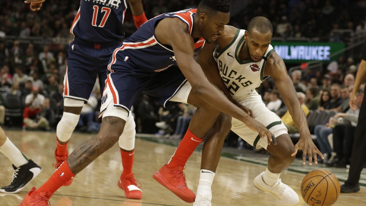 Middleton es la estrella de la noche con unos Bucks sin Giannis