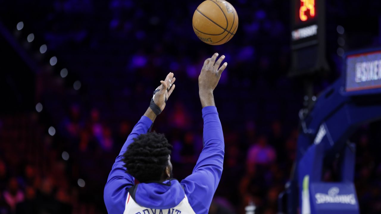 Embiid hace homenaje a Bryant en victoria sobre Warriors