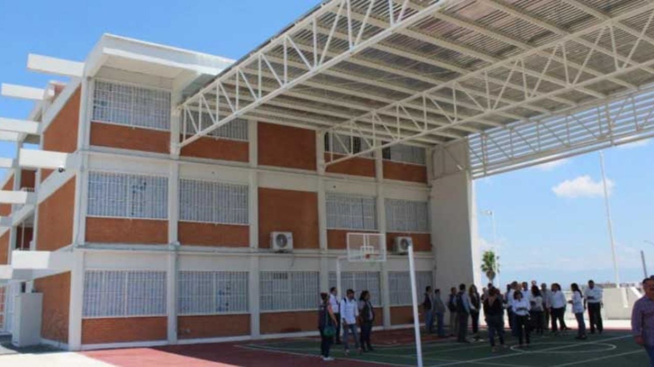 Encuentran ametralladora en mochila de un menor en Nuevo León