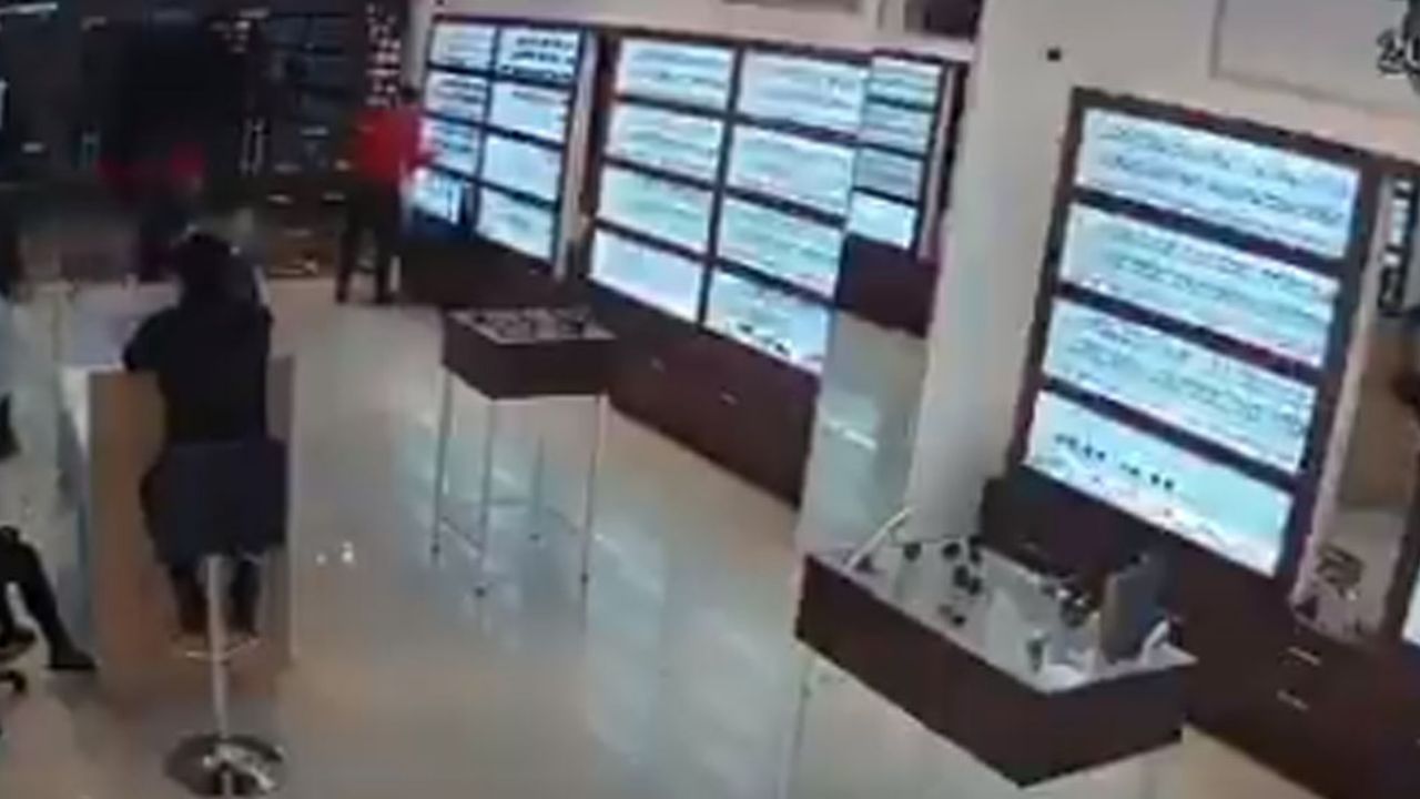 (VIDEO) A punta de pistola, ladrones asaltan óptica en plaza de CDMX