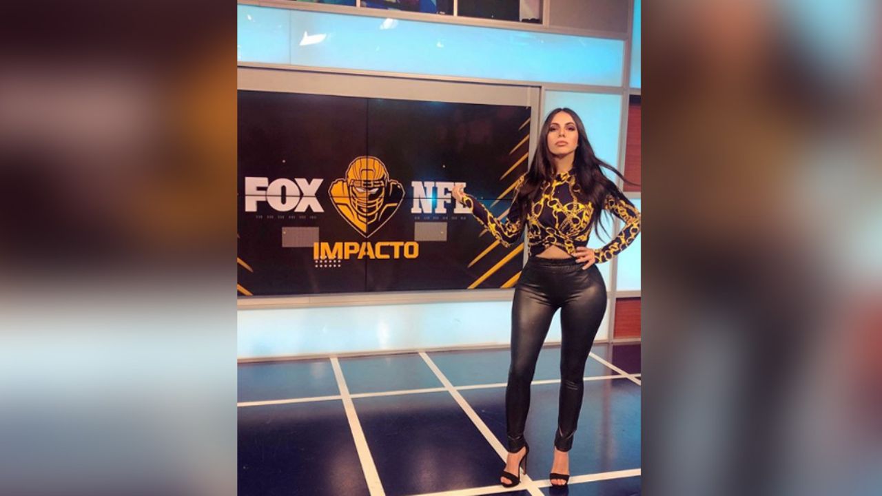 Jimena Sánchez posa de espaldas y luce sus curvas con entallado traje de baño