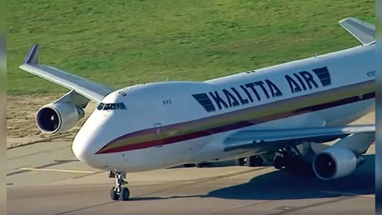 Estadounidenses evacuados de Wuhan arriban a EU; estarán en cuarentena