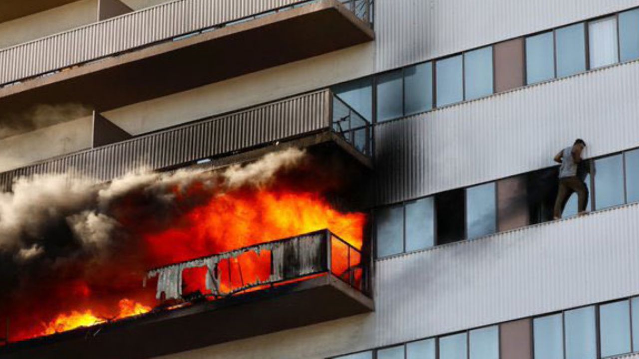 VIDEO: Voraz incendio en edificio de LA provoca que la gente salte al vacío