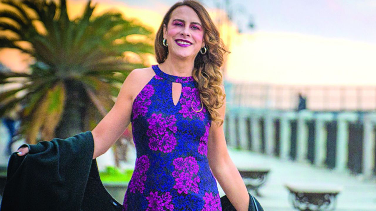 Karla Sofía Gascón presume sus senos en Instagram tras colocarse implantes