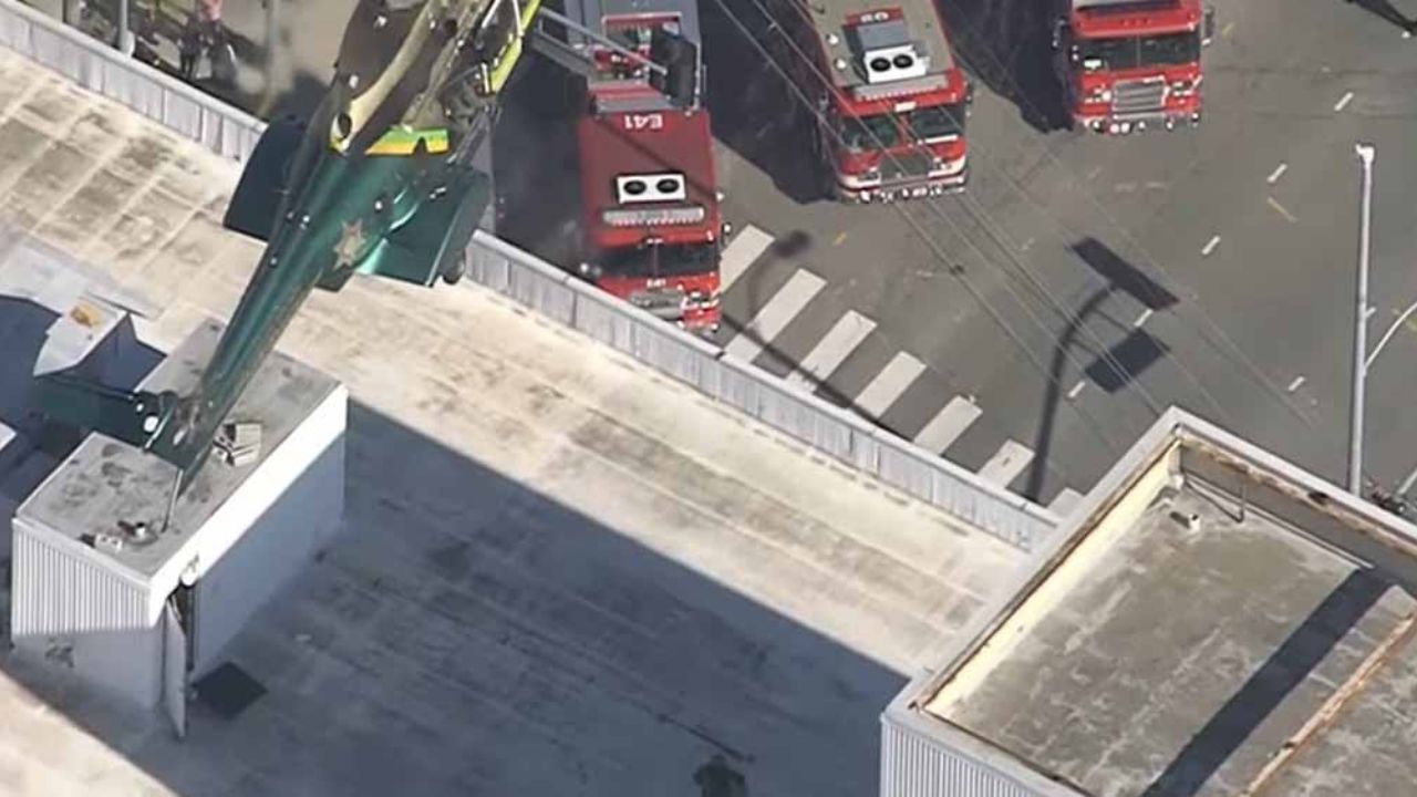 Incendio en edificio de LA deja 8 heridos, entre ellos un bebé de 3 meses