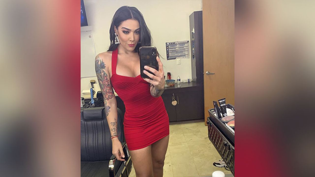 Érika Fernández deja con la boca abierta a fans al posar al natural frente al espejo