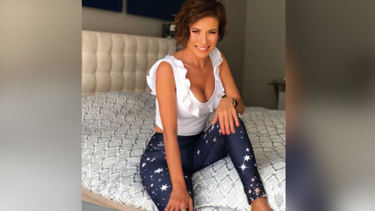 Con sexy y apretada minifalda, Ingrid Coronado luce sus torneadas piernas